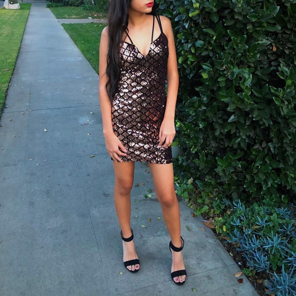 Cute tight sparkly dress!